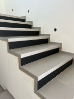  Ukazka-realizace-schody-s-vinylovou-podlahou-BUKOMA-STONE-UCLICK-Beton kamen svetly